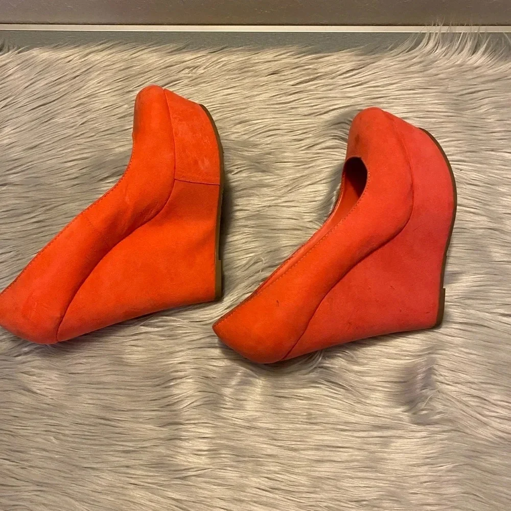 Breckelle’s Coral Wedge Heel